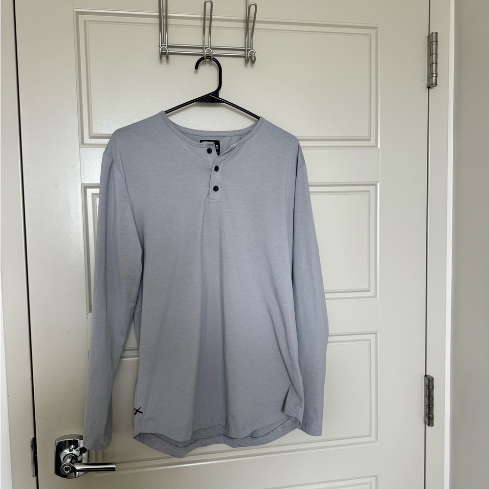 Cuts Clothing Medium Curve-Hem Henley Gray Long Sleeve Tee Great Condition.